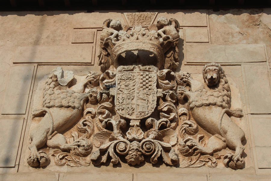 Escudo nobiliario que corona la puerta de la iglesia monacal
