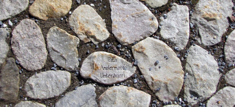 No faltan peregrinos que eternizan su nombre en las piedras del suelo del entorno del monasterio de Einsiedeln. Guiarte,com