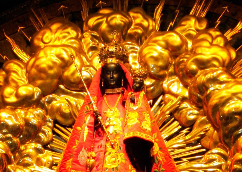 La imagen de la Virgen Negra de Einsiedeln, que atrae a millones de peregrinos. Imagen de Guiarte.com