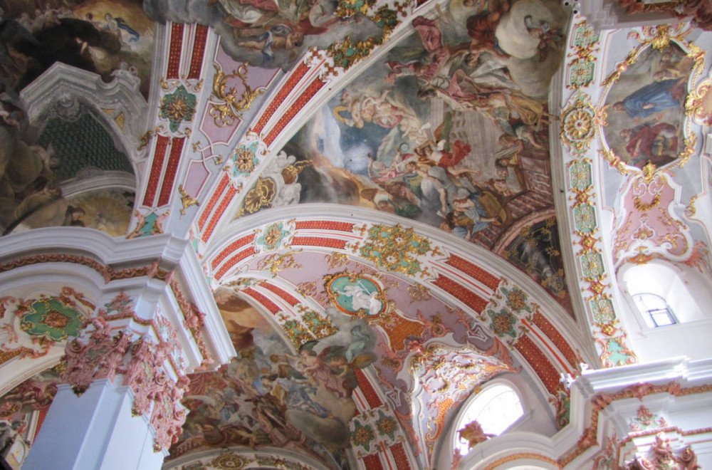 Un barroco espectacular domina en el interior del edificio. Detalle del interior del templo. Imagen de Guiarte.com