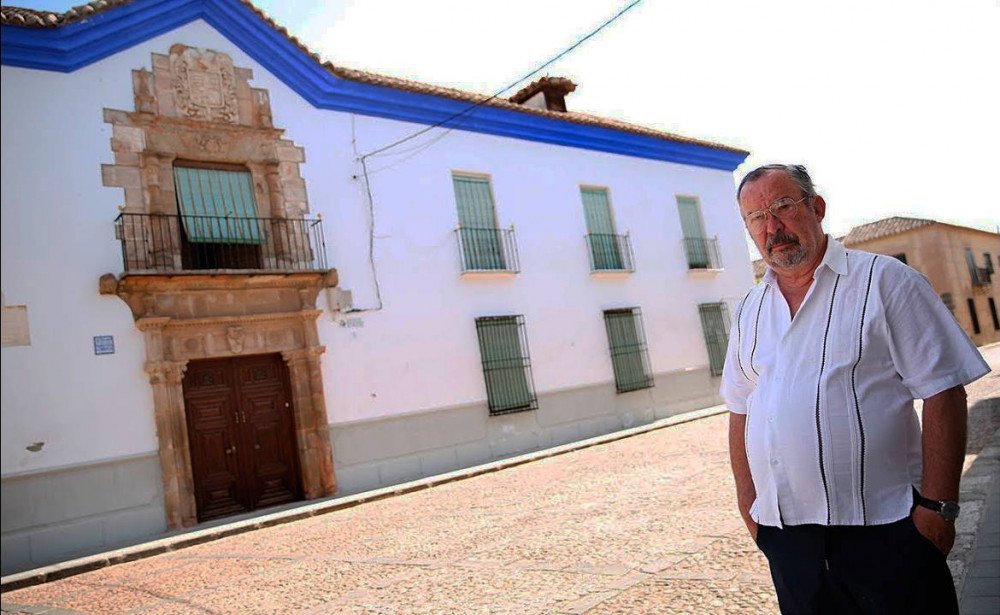Mauricio Fernández posa ante el palacio de Torremejía/Lanzadigital