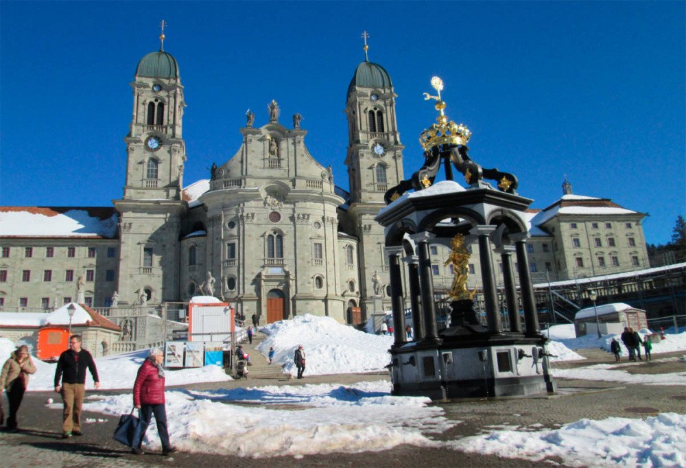 La plaza ante el monasterio de Einsiedeln, en invierno. Imagen de Guiarte.com