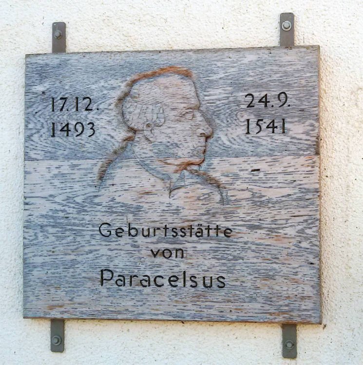 Una sencilla placa recuerda, en una casa a la entrada del Puente del Diablo (Tüfelsbrugg), que en ese enclave nació Paracelso. Imagen de Guiarte.com