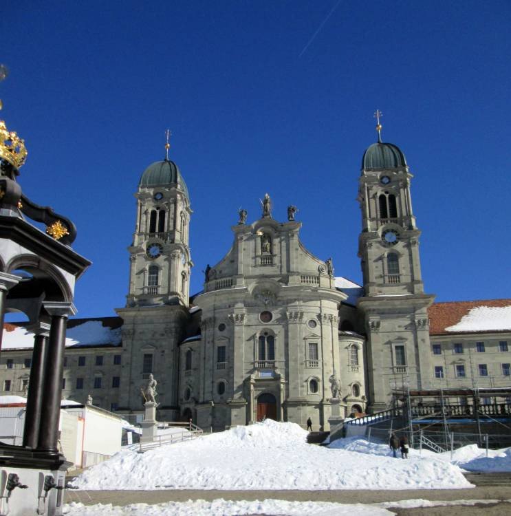 El enorme monasterio de Einsiedeln se articula en torno a su famosa iglesia barroca. Imagen de Guiarte.com