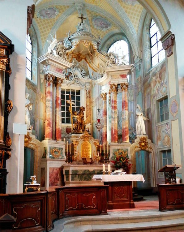 En el altar Mayor, un templete de airosas columnas, cobija una estatua de santa Helena con la cruz de Cristo. Iglesia de Kreuzberg en la ciudad de Bonn. Imagen de Guiarte.com