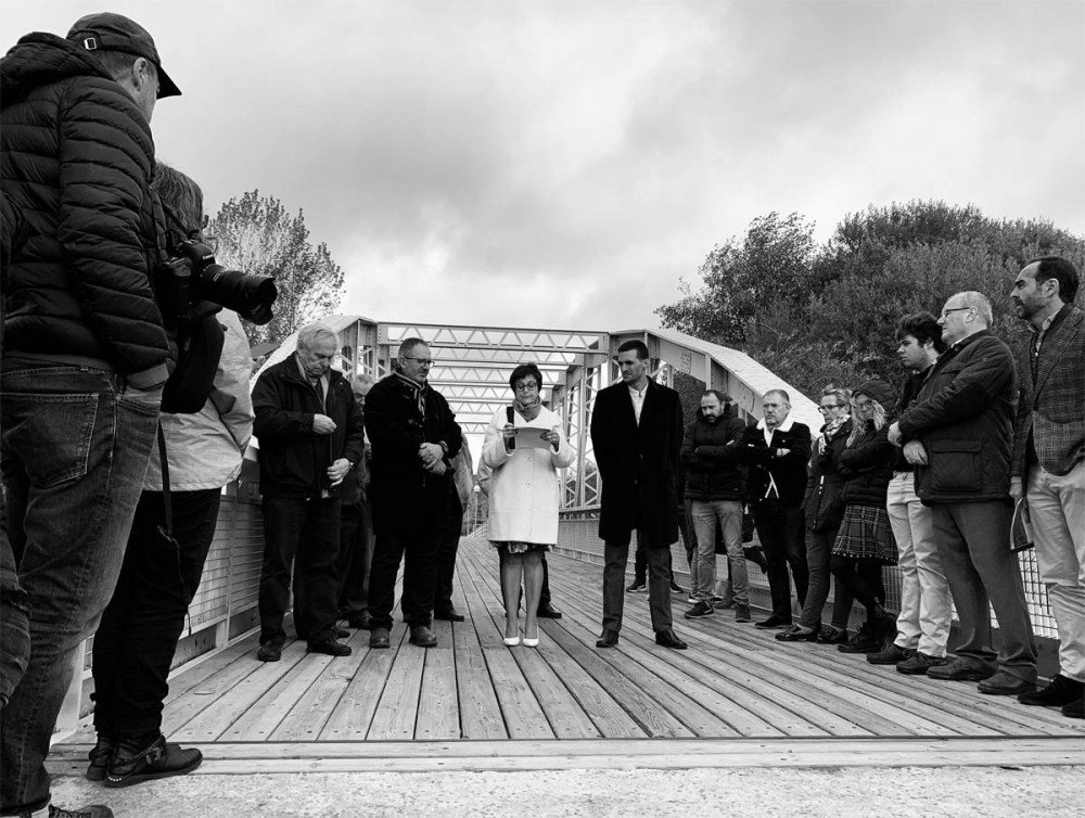 La alcaldesa de Villaobispo, Maite García, interviene en el acto celebrado sobre el puente, en Sopeña. 