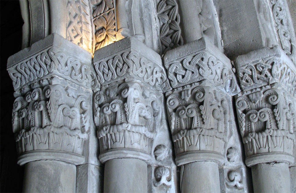 capiteles de la colegiata de Arbás, protegida por la monarquía leonesa, en la ruta hacia Oviedo. Imagen de Guiarte.com
