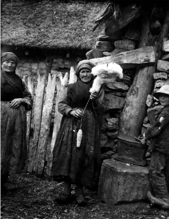 Mujer hilando lana, en La Cepeda Alta, hacia mediados del siglo XX. Colección de Vicente González. La Cepeda en Blanco y Negro/Asoc Rey Ordoño I.