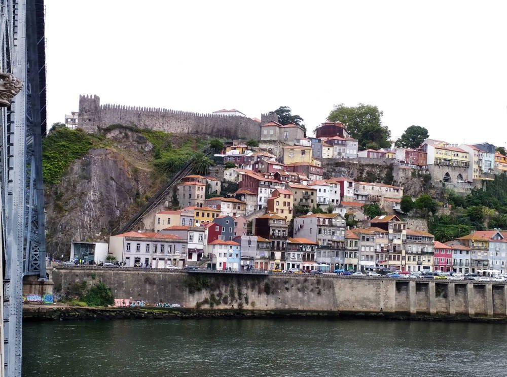 Hasta en los días oscuros Oporto tiene colorido. Imagen del Duero, junto al puente Luis I, con la muralla Fernandina en lo alto. J.M. Fernández Miranda/Guiarte.com