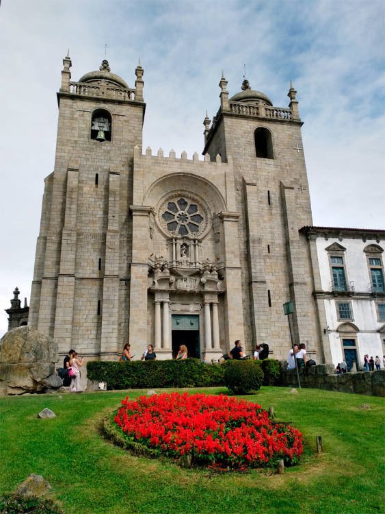 La catedral de Oporto es una edificación originaria del siglo XII, románica. Imagen de J.M. Fernández Miranda. Guiarte.com