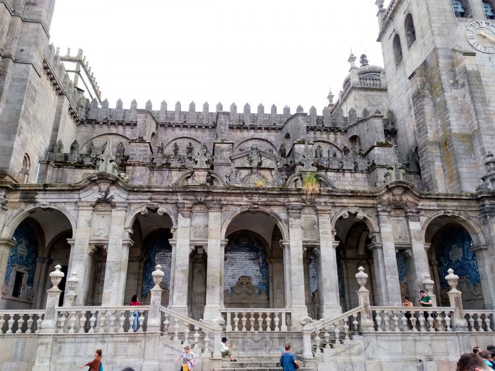 Nártex lateral barroco de la catedral de Oporto. Imagen de J.M. Fernández Miranda. Guiarte.com