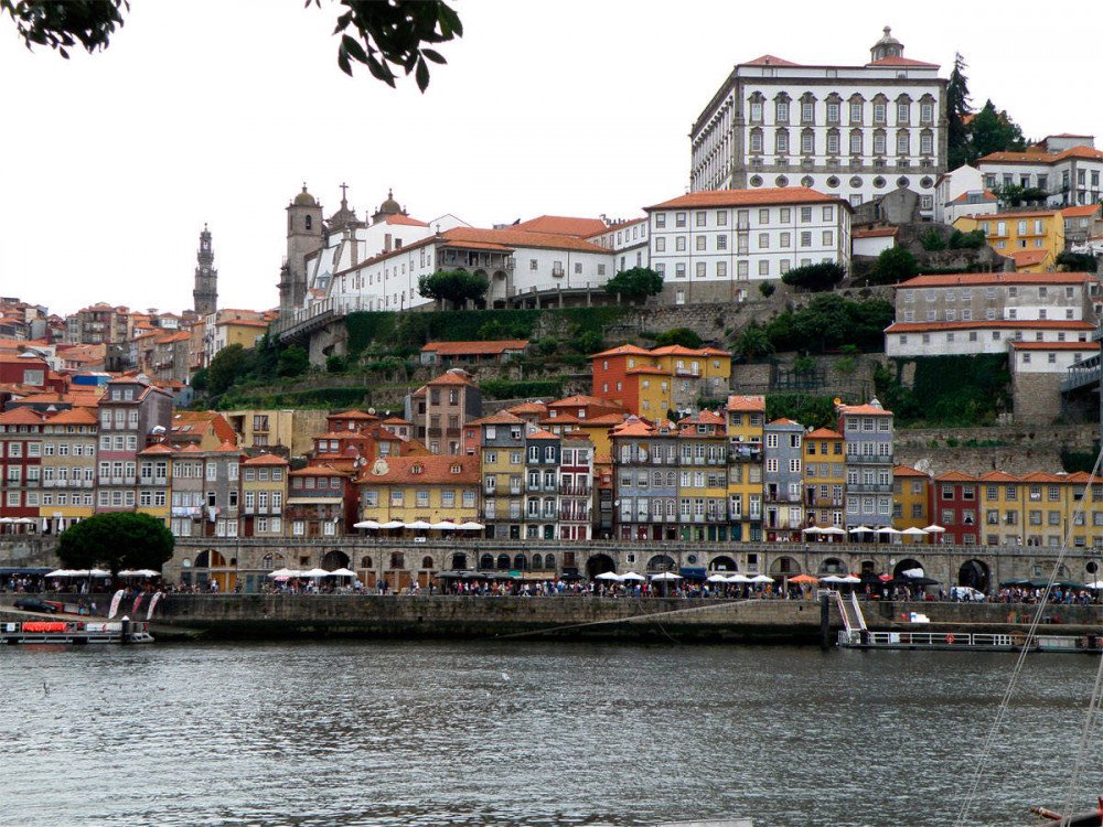 El Palacio Episcopal, desde la orilla del Duero, dominando el entramado urbano de Oporto. Imagen de J.M. Fernández Miranda. Guiarte.com