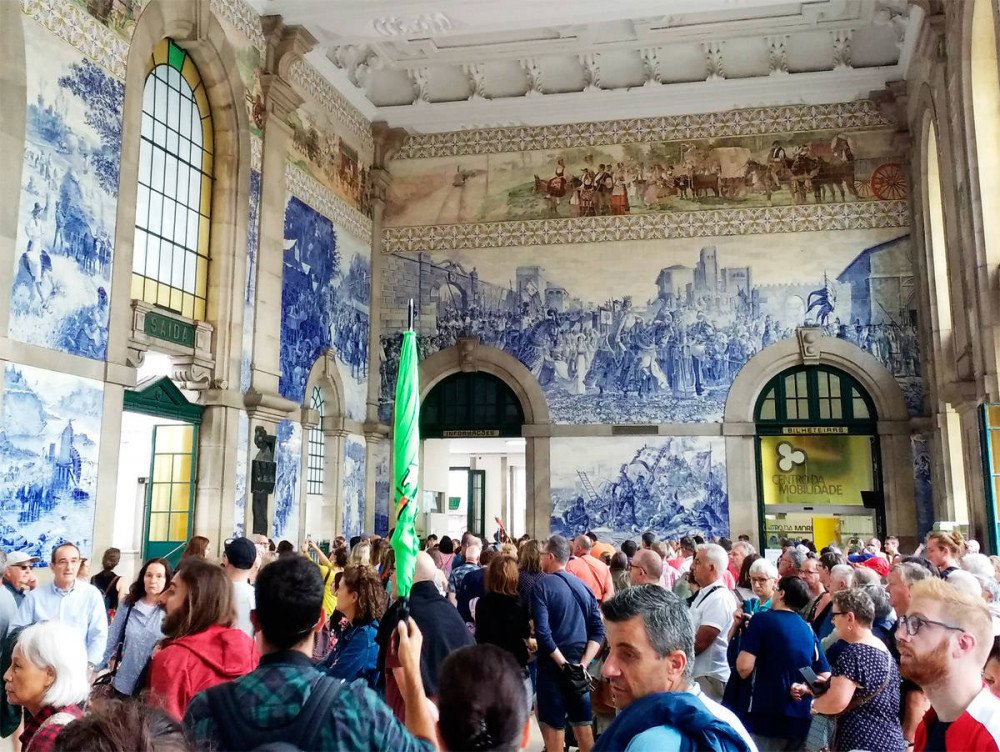 La extraordinaria colección de azulejos de la estación de Sao Bento, constituye otro de los motivos de atracción turística de Oporto. Imagen de de J.M. Fernández Miranda. Guiarte.com