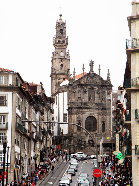 El conjunto de Iglesia y Torre de los Clérigos, desde la rua dos Clérigos. Imagen de de J.M. Fernández Miranda. Guiarte.com