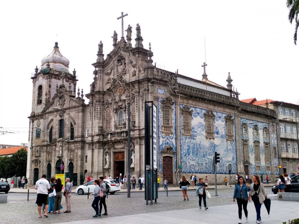 Las dos iglesias carmelitas de Oporto. Imagen de de J.M. Fernández Miranda. Guiarte.com
