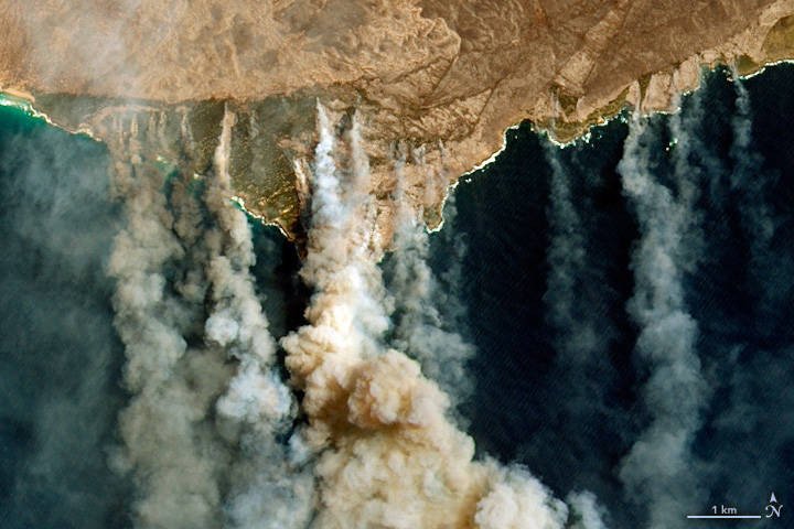 Imagen de la tierra quemada y columnas de humo de los fuegos en Isla Canguro, al sur de Australia. Imagen de earthobservatory.nasa.gov