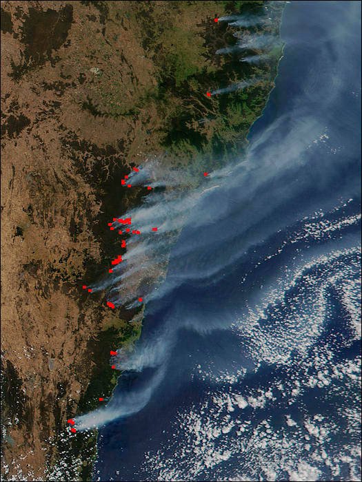 Las columnas de humo ascienden desde la costa sureste de Australia, en el entorno de Sídney, y se extienden sobre el Mar de Tasmania. Imagen https://earthobservatory.nasa.gov/