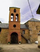 Iglesia de Porqueros, con su c...
