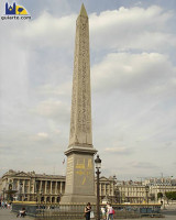 Obelisco en la plaza  de la Co...