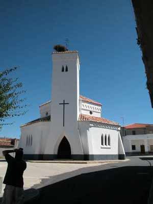 La tranquila plaza de la iglesia de Navas de Estena. guiarte.com