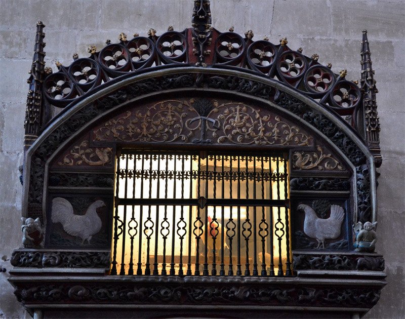 El famoso gallinero sacro de Santo Domingo de la Calzada nos recuerda el milagro medieval. Imagen de Guiarte.com