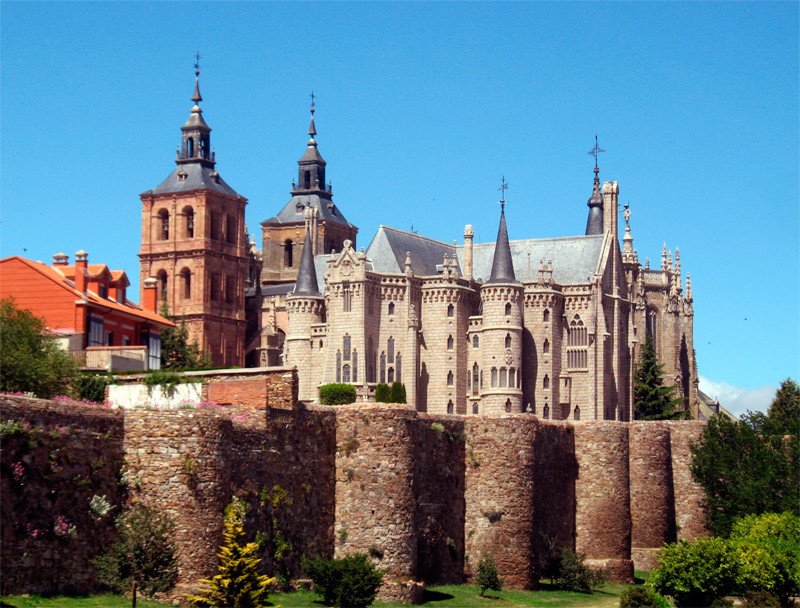 Las murallas romanas abrazan a la catedral y al palacio de Gaudí. Un conjunto excepcional, en Astorga, León. Imagen de guiarte.com