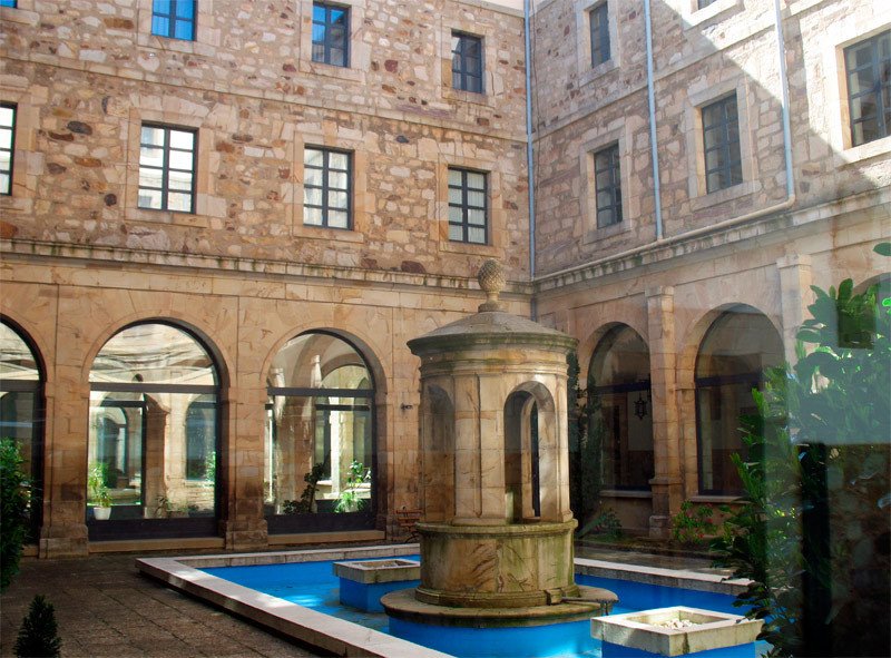 Uno de los patios interiores del seminario Mayor de la diócesis de Astorga. Imagen de Guiarte.com