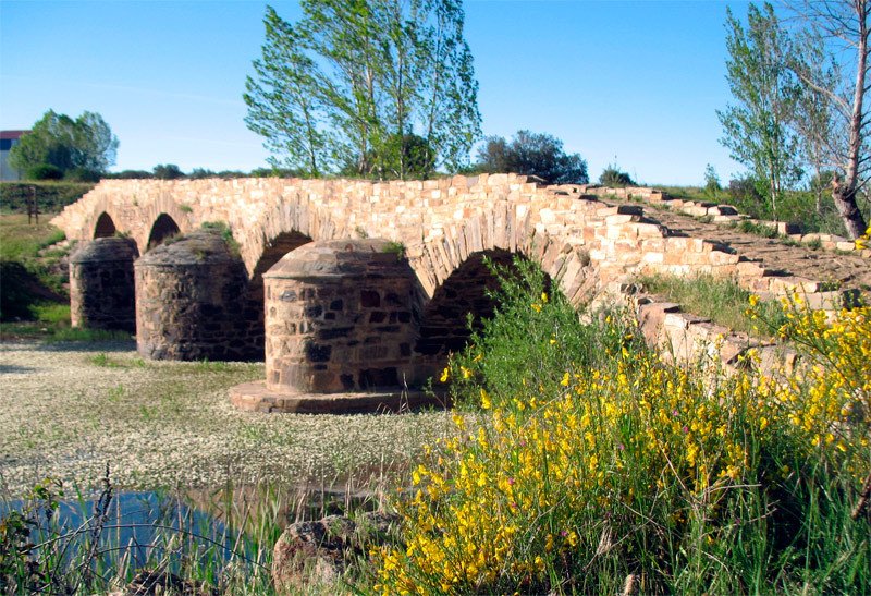 Puente romano sobre el río Turienzo, en las fueras de Astorga. Imagen de guiarte.com