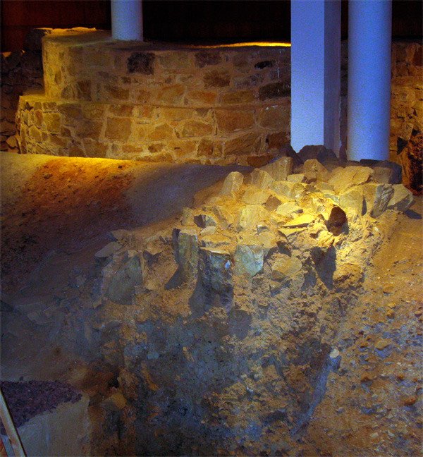 El recorrido de la Rura Romana de Astorga permite el acceso a bajos de los edificios, donde se aprecian los primitivos recintos defensivos. Imagen de guiarte.com