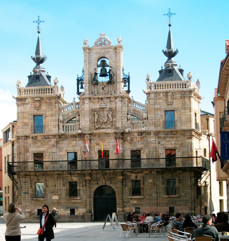 La sede del Ayuntamiento de Astorga es un edificio muy popular por los maragatos que dan las campanadas, cada hora. Imagen de Guiarte.com