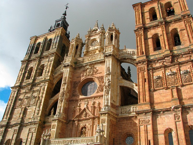 La fachada de la catedral de Astorga es una de las mejores obras barrocas del Camino de Santiago. Imagen de Guiarte.com