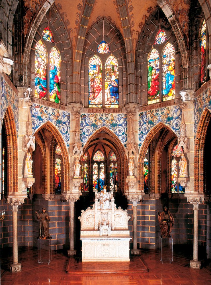 La extraordinaria capilla palatina del edificio de Gaudí, en Astorga. Una obra que deba contemplar el turista en esta ciudad. Imagen de Guiarte.com