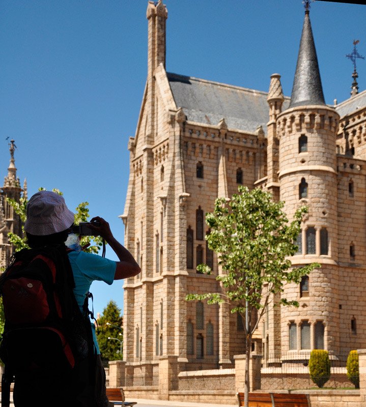Fotografiando el palacio de Gaudí, donde se halla el Museo de los Caminos. Imagen de Guiarte.com