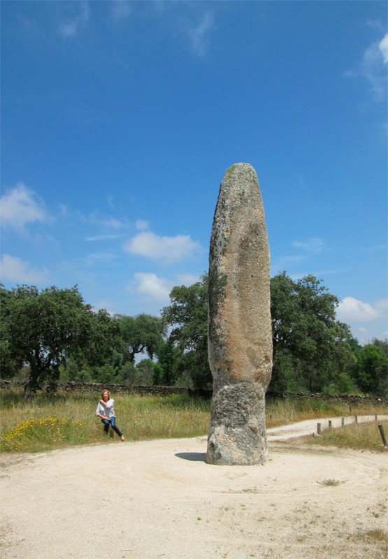 Todo el Alentejo está poblado por monumentos megalíticos, entre ellos está el menhir más alto de la Península Ibérica, el de Meada, con 7,5 metros de altura. Guiarte.com