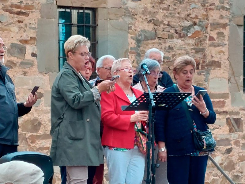 Miembros de la Coral Excelsior, encabezados por Milagros Alonso, cantando "Todos somos de León", una canción querida y popular