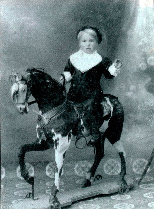 •	Niño de Zacos, de inicios del siglo XX, sobre caballo de cartón, en foto de estudio; del libro Zacos, de Mariano Enríquez. La Cepeda en Blanco y Negro. A Rey Ordoño I.