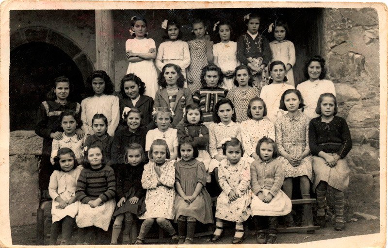 •	Fotografía del conjunto de las niñas de la escuela de Zacos, hacia el año 1940. La Cepeda en Blanco y Negro. A Rey Ordoño I.