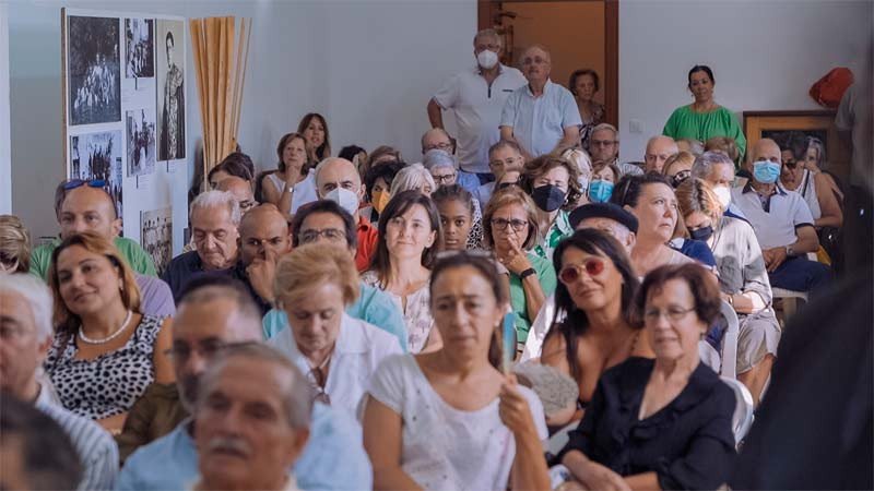 El salón de la Casa del Concejo, en Villamejil, lleno de asistentes, para homenajear al artista Sendo. Imagen de Beatriz Alvarez