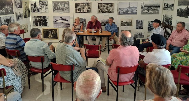 Presentación del libro en Zacos, localidad natal del poeta Eugenio de Nora. Imagen Asoc. Rey Ordoño I