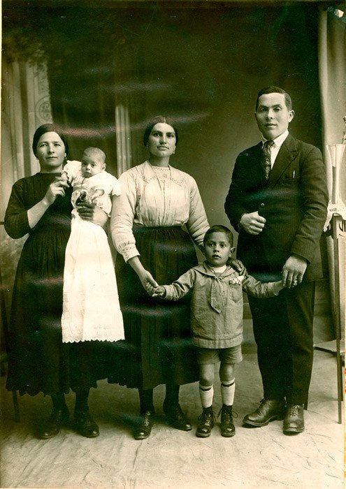 Fotografía de estudio. El poeta, con sólo cinco años, de la mano de sus padres. Imagen de la colección familiar del escritor.