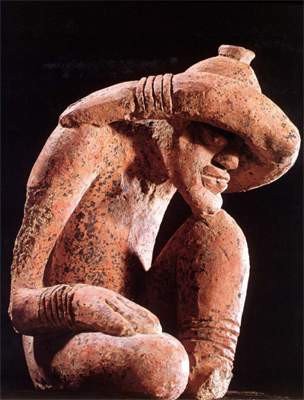 Personaje sentado, con cabeza apoyada en la rodilla, de la cultura Djenne, Mali. Datado entre los siglos XI y XVI