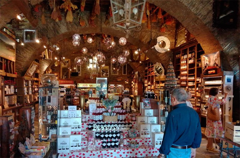La espectacular tienda del Palacio de Canedo, en la antigua bodega del casón señorial, es como una catedral de productos del Bierzo. Imagen de Tomás Alvarez