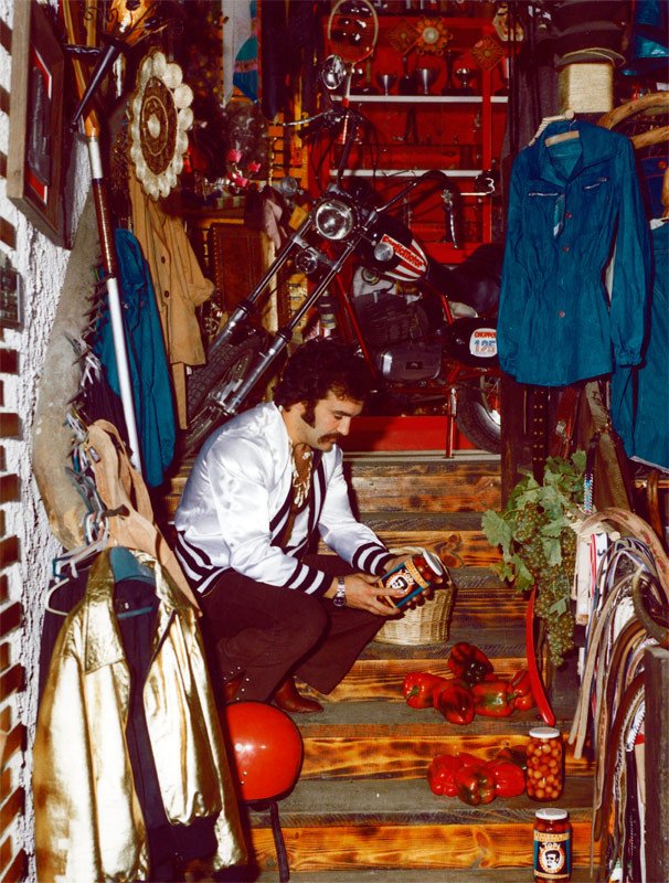 Jose Luis Prada con productos bercianos, en su tienda, del año 1972