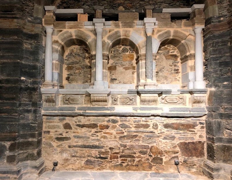 Se ha tratado de reconstruir el antiguo retablo de piedra que poseía este monumento de la comarca de la Cepeda.