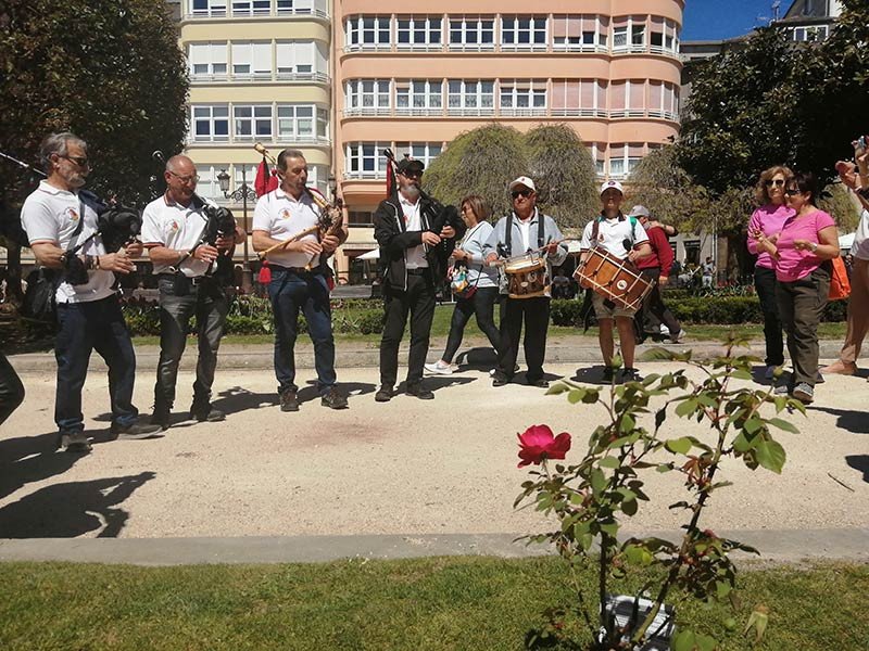 El grupo folk leonés Aires de Perales, tocando la Jota lucense, ante la “rosa peregrina”, plantada en la Plaza Mayor de Lugo.