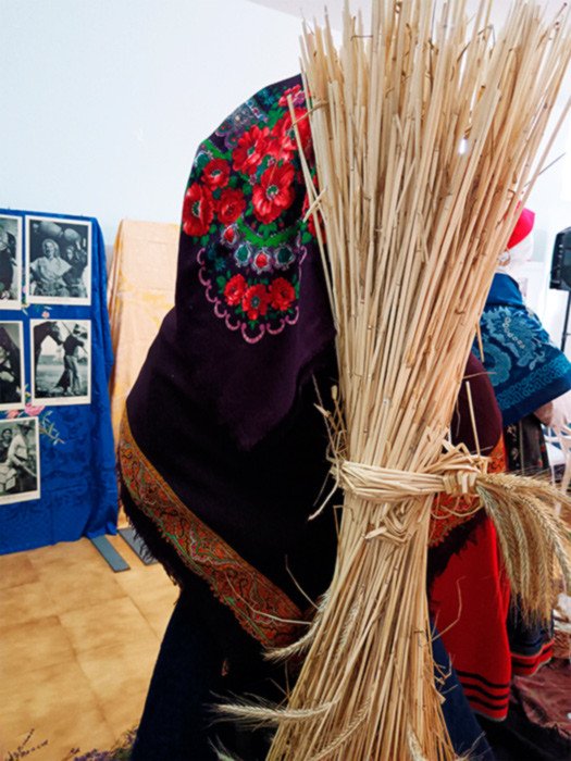 Campesina cepedana, con un haz de centeno en la espalda. Imagen de Beatriz Alvarez