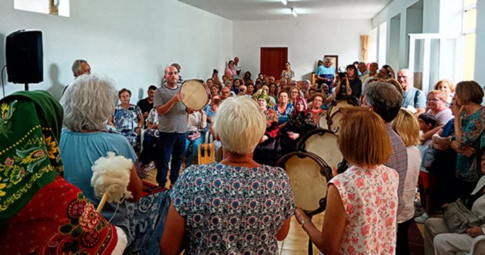 Carlos Alvarez dirige al grupo de panderetas de L´Arrinca cepedana, en un momento de su intervención explicativa. Imagen de Beatriz Alvarez