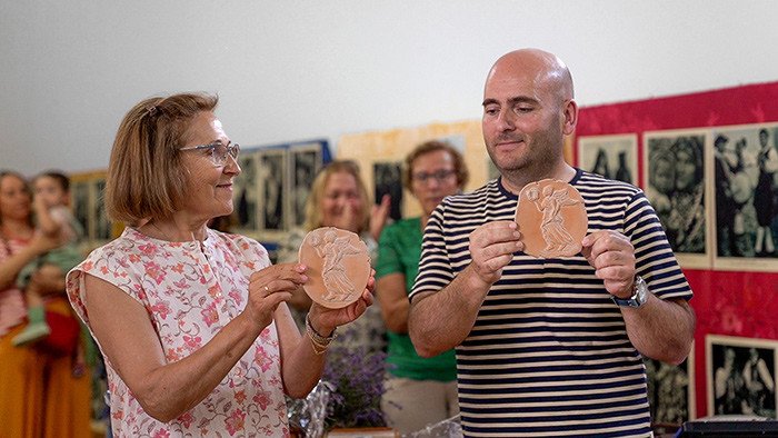 Carlos Alvarez y Cuqui Canseco muestran sus terracotas con la imagen de la diosa Atenea. Fotografía de Beatriz Alvarez.