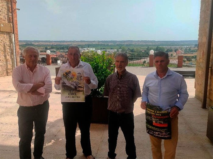 En la foto, Manuel Menendez, alcalde de Quintana del Castillo, con el cartel de Versos a Oliegos; Turi Aller, Pte de la Asociación Cultural Rey Ordoño; Jose Luis Melcón, Pte. de la Junta Vecinal de Villarmeriel, con la portada del libro, y Tomás Alvarez, de la Asoc. Cultural. Imagen Cope/Astorga