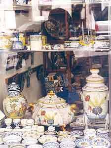 Toledo tambien es un buen lugar para disfrutar de las excelentes tiendas y adquirir artesanía. Imagen de guiarte.com